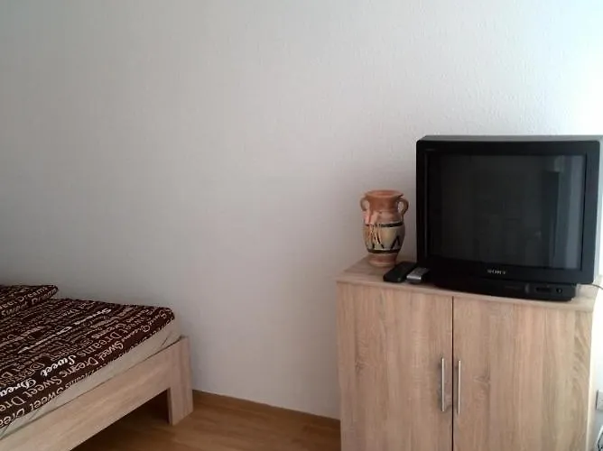 阿利斯特拉斯公寓 *